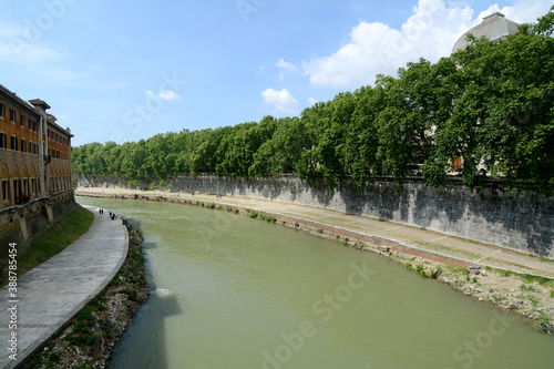 Φωτογραφία Isola Tiberina is the only urban island of the Tiber, in the center of Rome