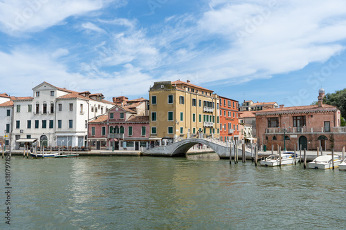 Malerische Gassen und Kan  le in Venedig