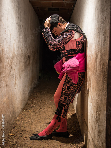 Tableau sur toile concentrated bullfighter waiting his turn