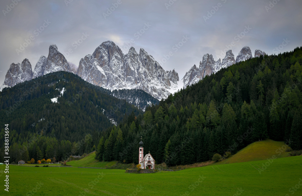 Eine Kapelle vor der Geisler gruppe in den Südtiroler Dolomiten