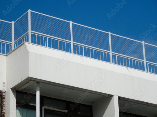 ビル屋上の安全フェンス