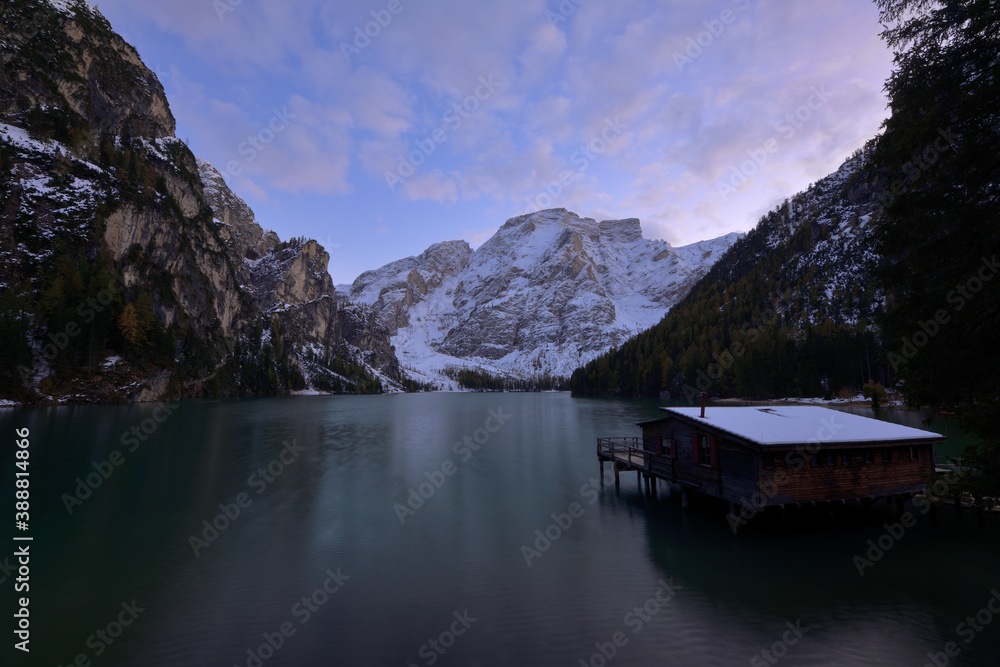Langzeitbelichtung des Pragser Wildsees am Abend Langzeitbelichtung des Pragser Wildsees am Abend