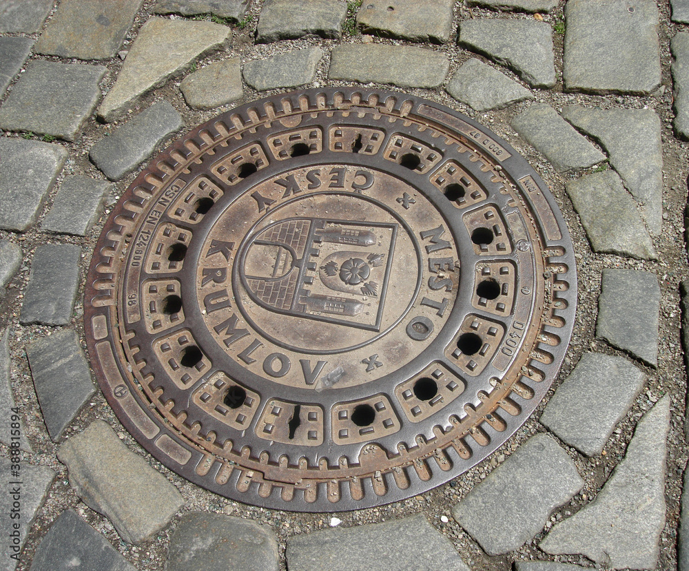 Czech Krumlov, Czech Republic - juni, 2011: Beautiful metal sewer hatch