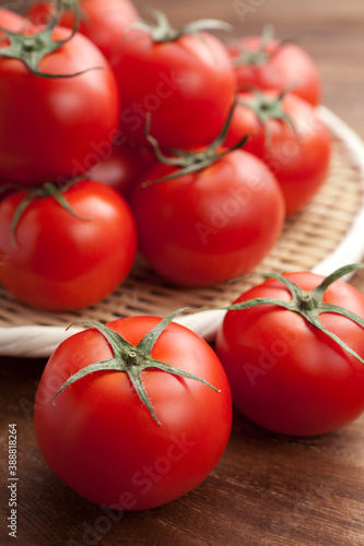 ざるに盛った新鮮なトマト