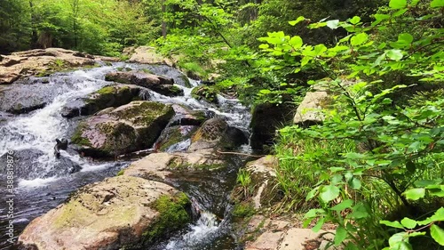 Bodefälle im Harz in Sachsen-Anhalt mit fließendem Wasser und Felsen bei Tageslicht