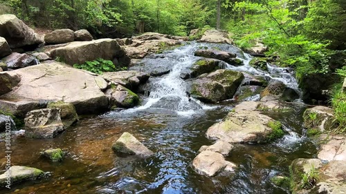 Wasserfall im Bodetal im Harz zur Sommerzeit mit Tageslicht