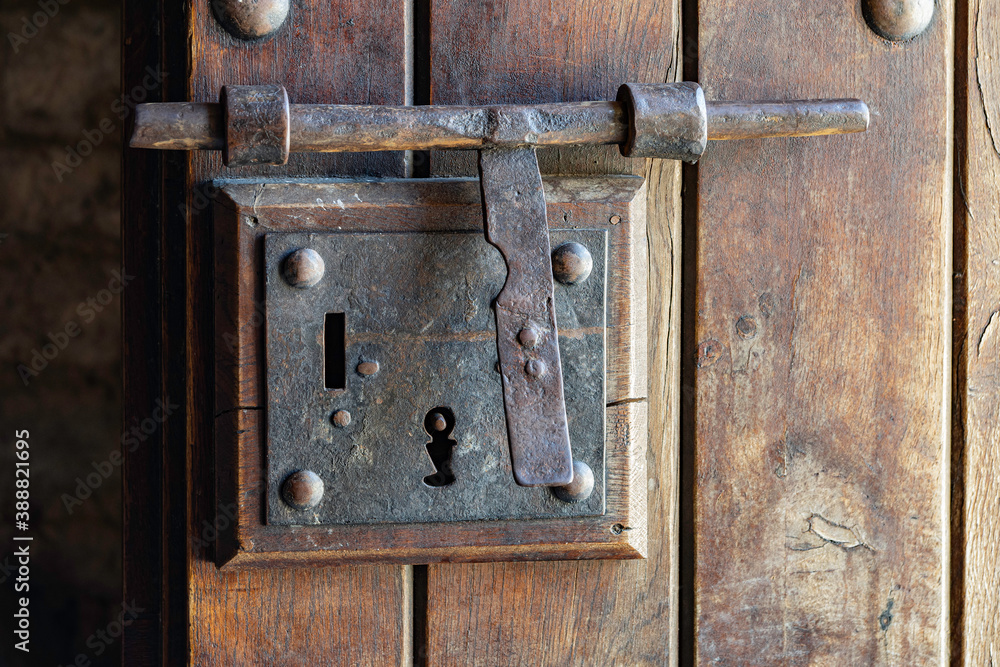 Fototapeta premium detail of an old metal lock of a medieval wooden door