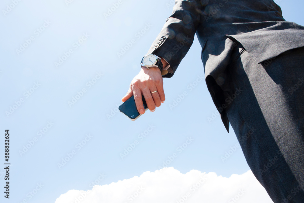 スマホを持つビジネスマン