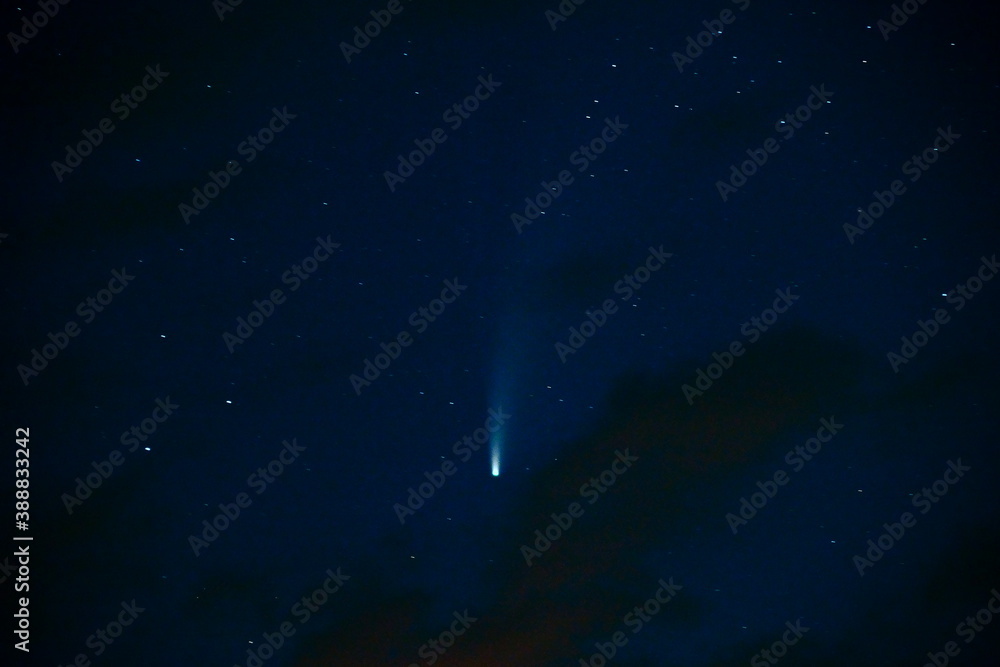 Fototapeta premium Komet Nonwise am Himmel. Sterne mit Komet. Sternbilder am Himmel