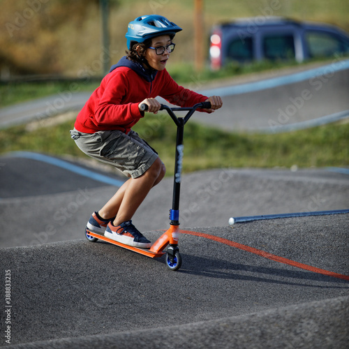 Enfant en trottinette sur le Piump Track de Villard De Lans photo