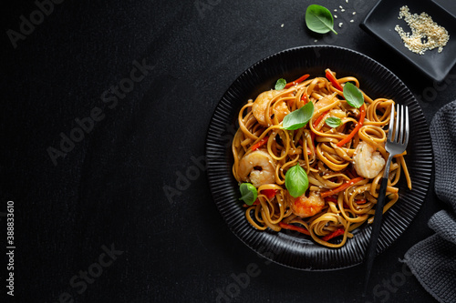 Asian noodles with shrimps and vegetables