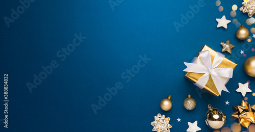 Obraz na plátně Merry Christmas and Happy Holidays greeting card background with copyspace on the left