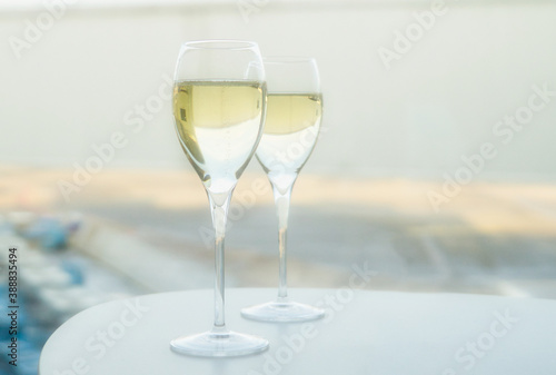 Zwei Gläser Wein, Prosecco-Champagner, von der Seite fotografiert, Anstoßen und Feiern