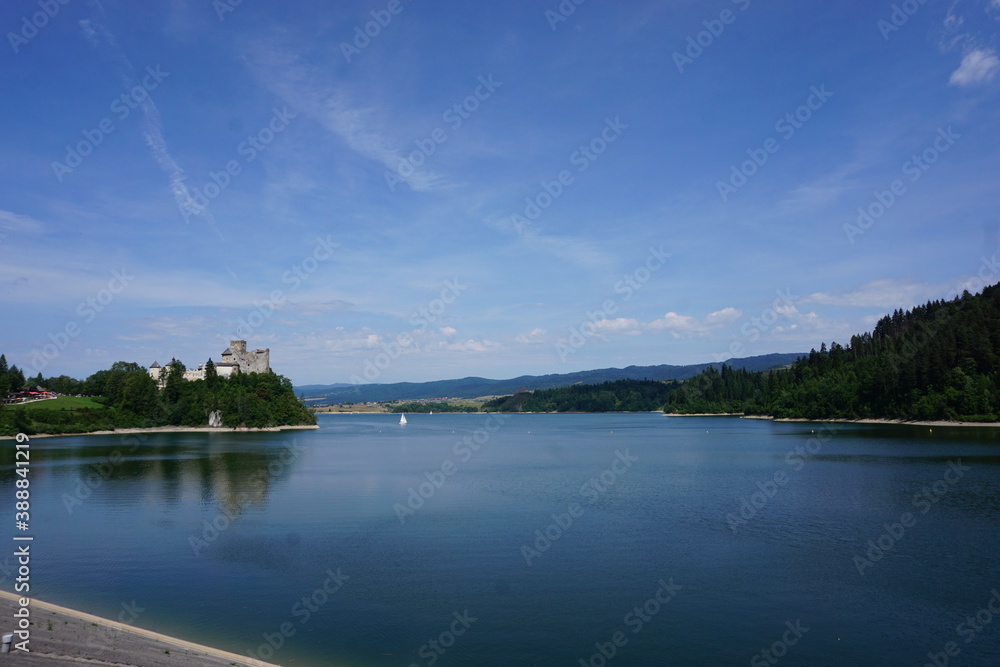 Jezioro czorsztyńskie z widokiem na zamek