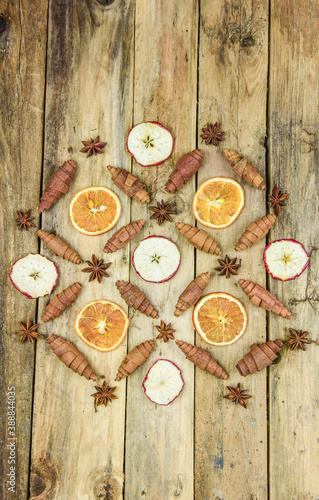 Weihnachtsdekoration Apfelscheiben, Orangenscheiben, Zimt und Anis auf rustikalem hözernen Hintergrund