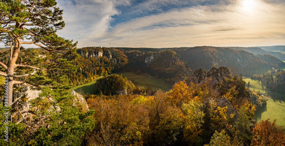 Obraz premium Fantastic autumn hike in the beautiful Danube valley near the Beuron monastery