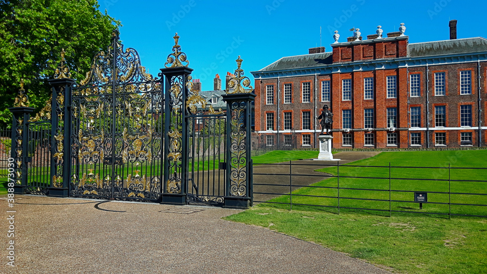 A royal fence and palace in London