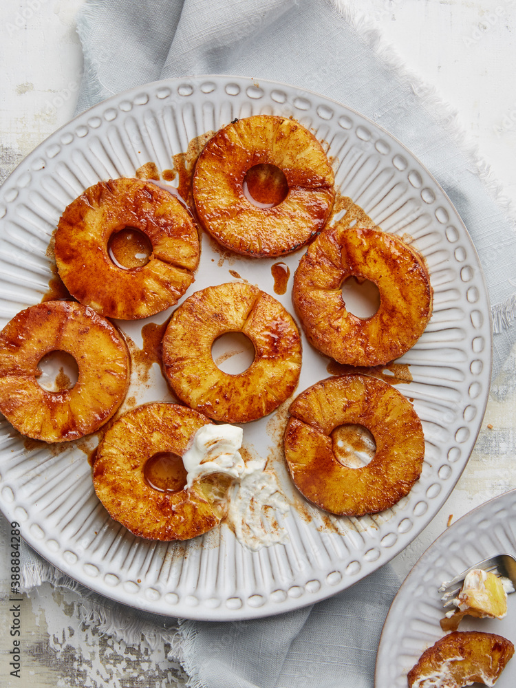 Grilled pineapple in cinnamon sauce