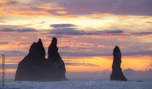 Φωτογραφία Rocks in the ocean against the dawn sky