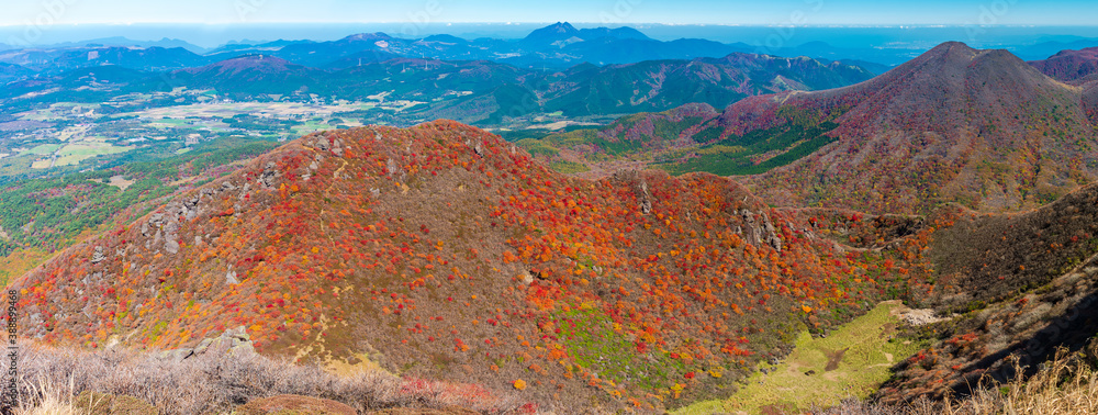 三俣山本峰から大鍋を見下ろす、紅葉の絶景。