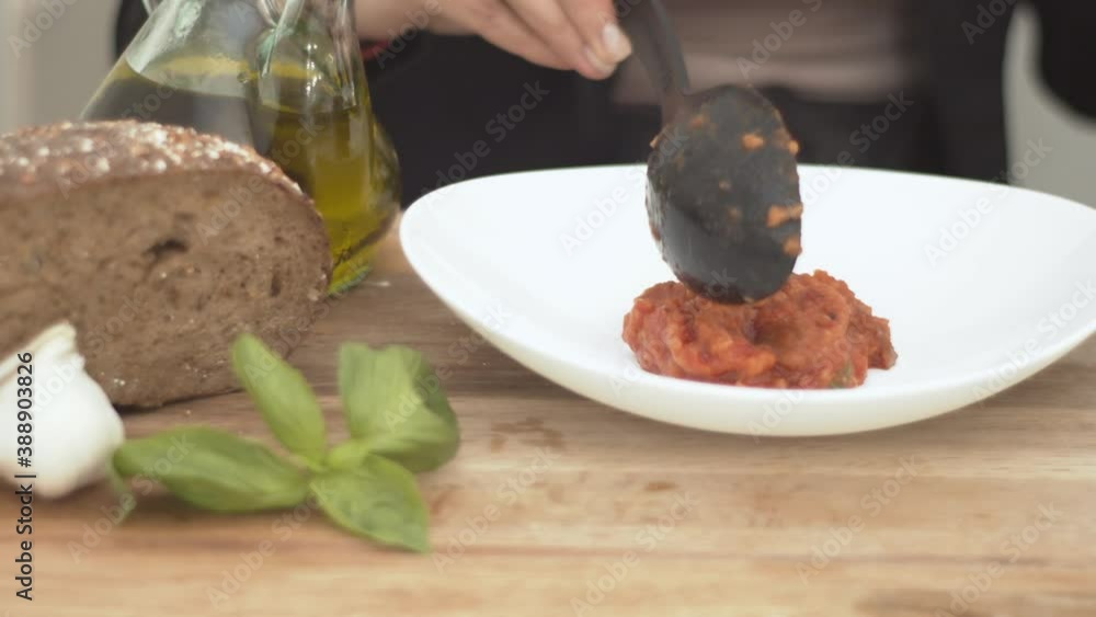 Impiatto pappa al pomodoro e basilico, ricetta tipica toscana e italiana Impiatto pappa al pomodoro e basilico, ricetta tipica toscana e italiana