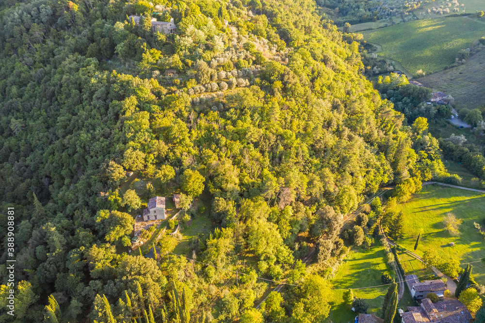 Φωτογραφία Aerial view of a house and lots of trees in Greve in Chianti
