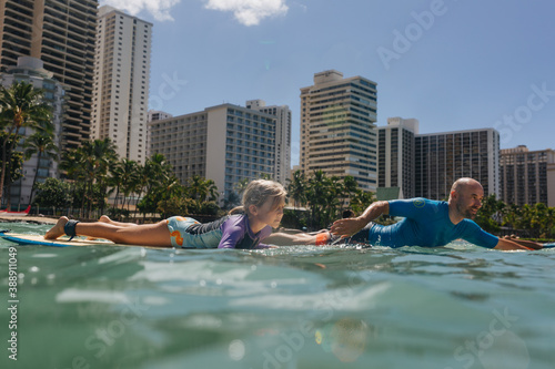 Foto Dad teaches determined daughter to surf in Waikiki Hawaii