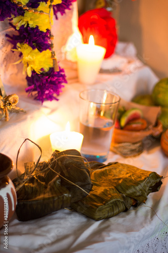 Preparaci  n de Pib  tambi  n conocido como Mucbilpollo  comida tradicional de Hanal Pix  n  D  a de muertos  en M  xico