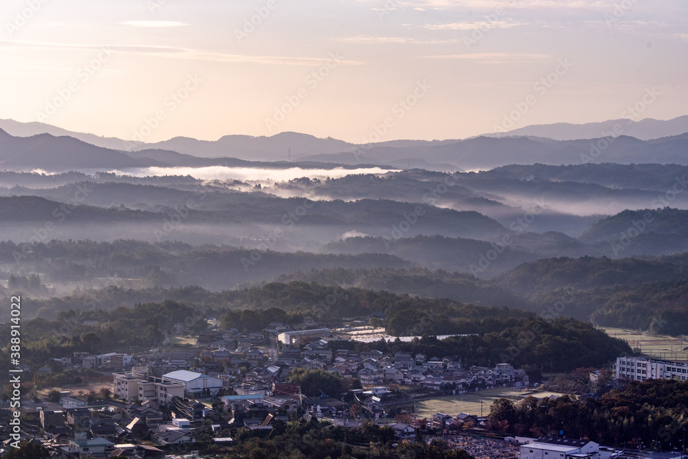 兵庫県・神戸六甲山系三田市から朝もや、雲海の風景