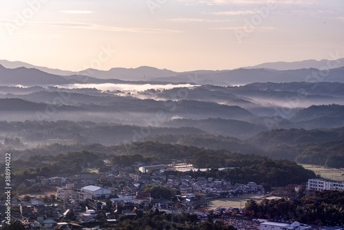 兵庫県・神戸六甲山系三田市から朝もや、雲海の風景