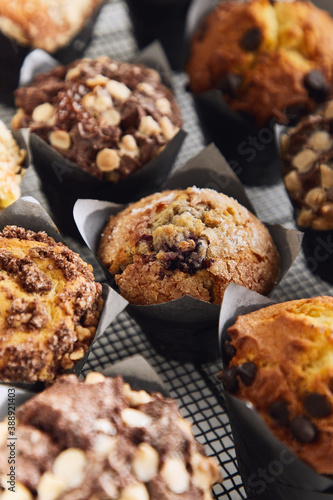Vista aerea de muffins de chocolate crumble de pera arandonos y vainilla con chisp de chocolate
