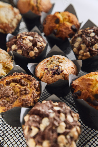 Vista aerea de muffins de chocolate crumble de pera arandonos y vainilla con chisp de chocolate photo