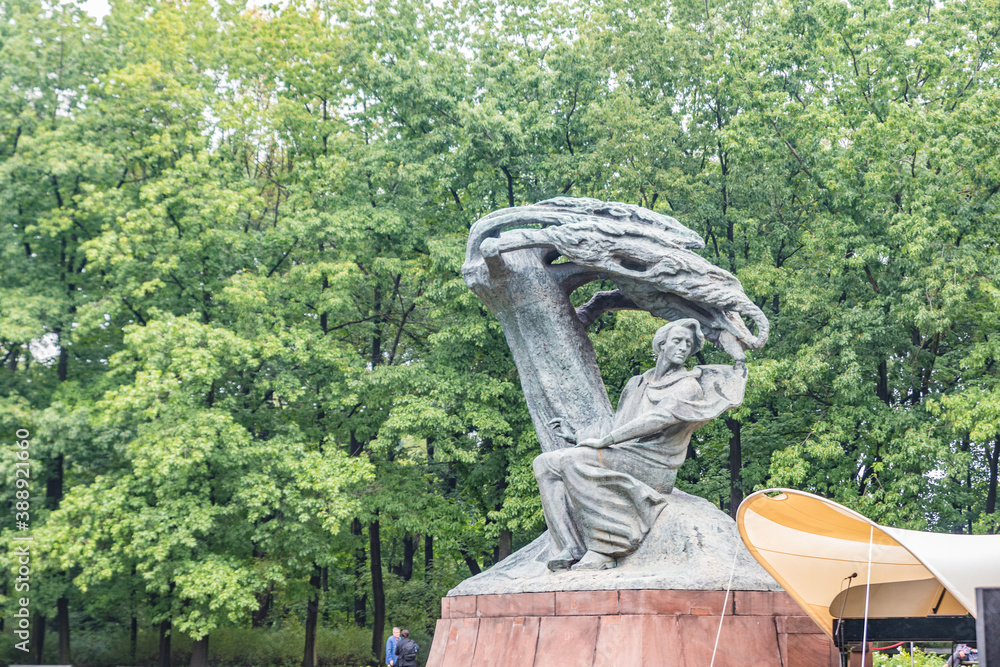 Obraz premium Frederic Chopin Monument at Lazienki Park in Warsaw, Poland