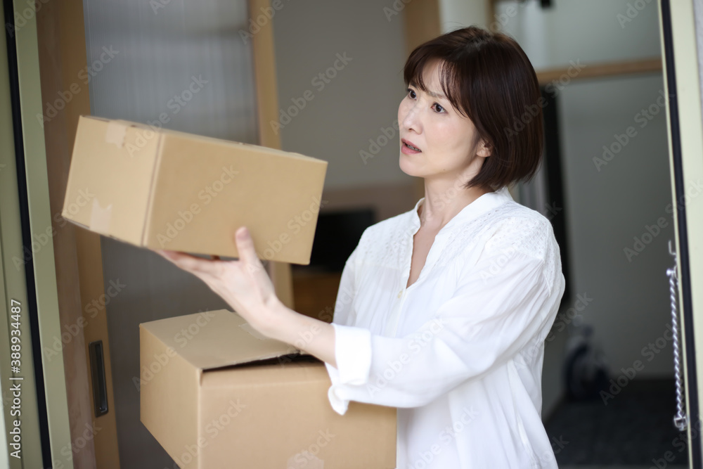 身に覚えのない宅配物が届いた女性