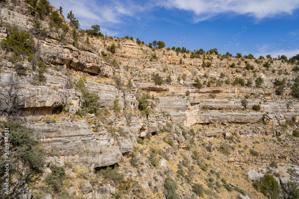 Naklejka premium Sunny view of the cliff home in Walnut Canyon National Monument