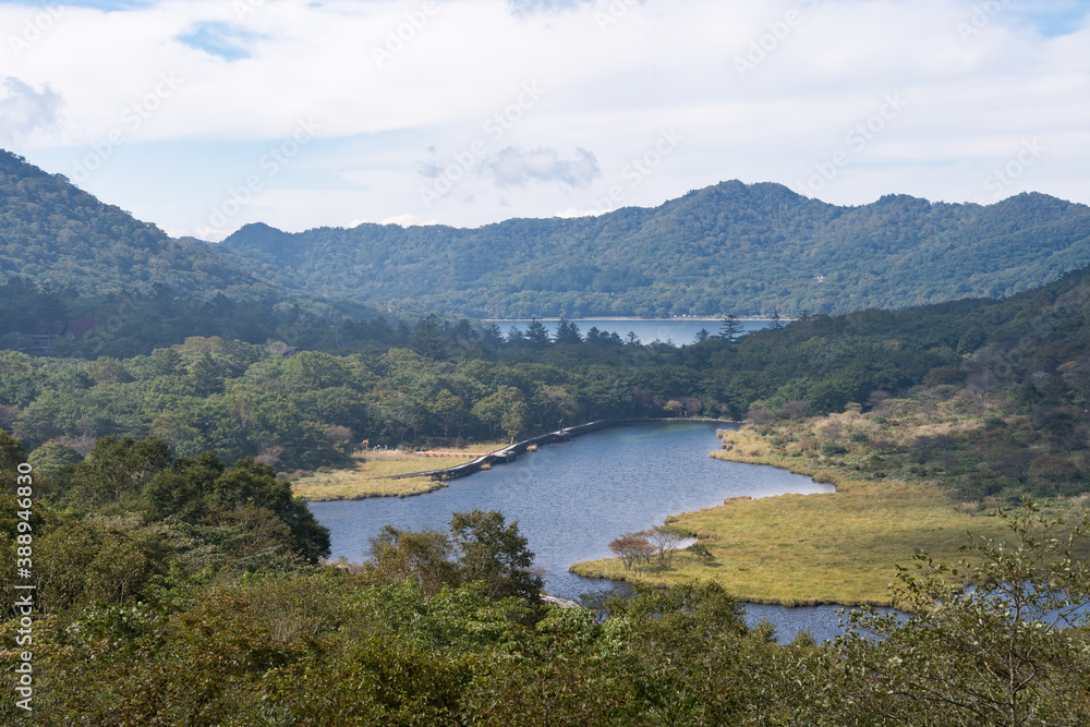 Fototapeta premium 赤城山 覚満淵と山の風景 2020 群馬県 赤城山