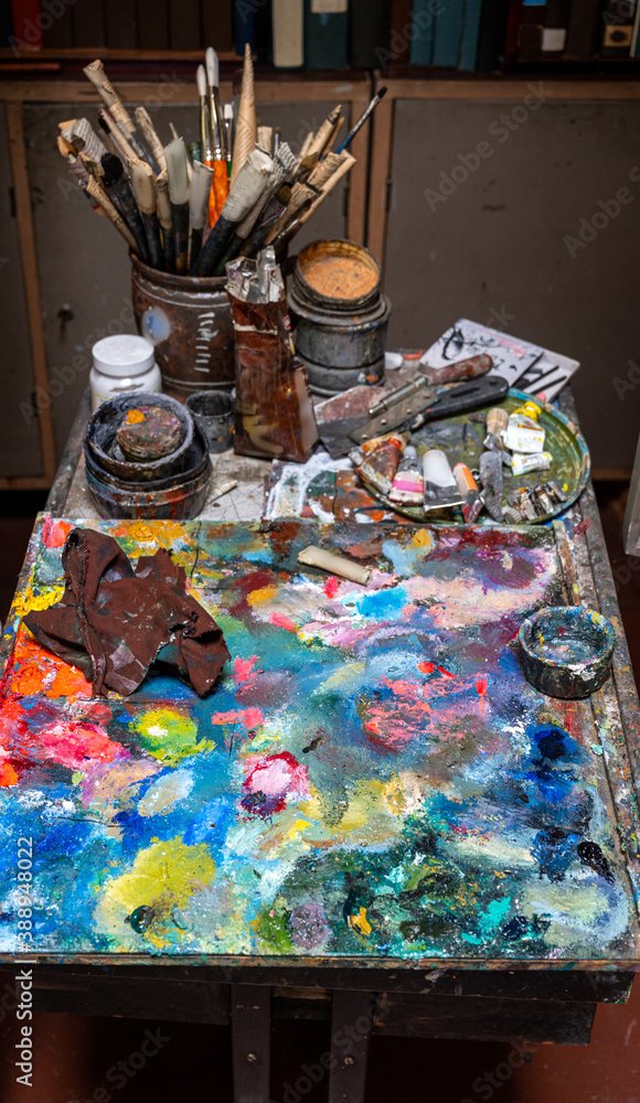 Artistic paintbrushes, paints and palette knifes Artistic paintbrushes, paints and palette knifes