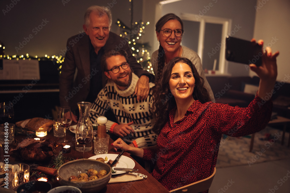 Family selfie on Christmas eve - obrazy, fototapety, plakaty 