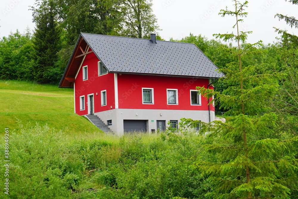 Schönes rot Bungalowhaus mit grüner Wiese , Das Haus liegt in einer schönen und ruhigen Gegend