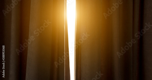 Fotografía Sunlight enters the room through the curtains