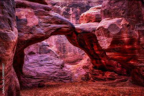 rote Felsformation mit Felsbogen im Arches National Park in Utah USA photo