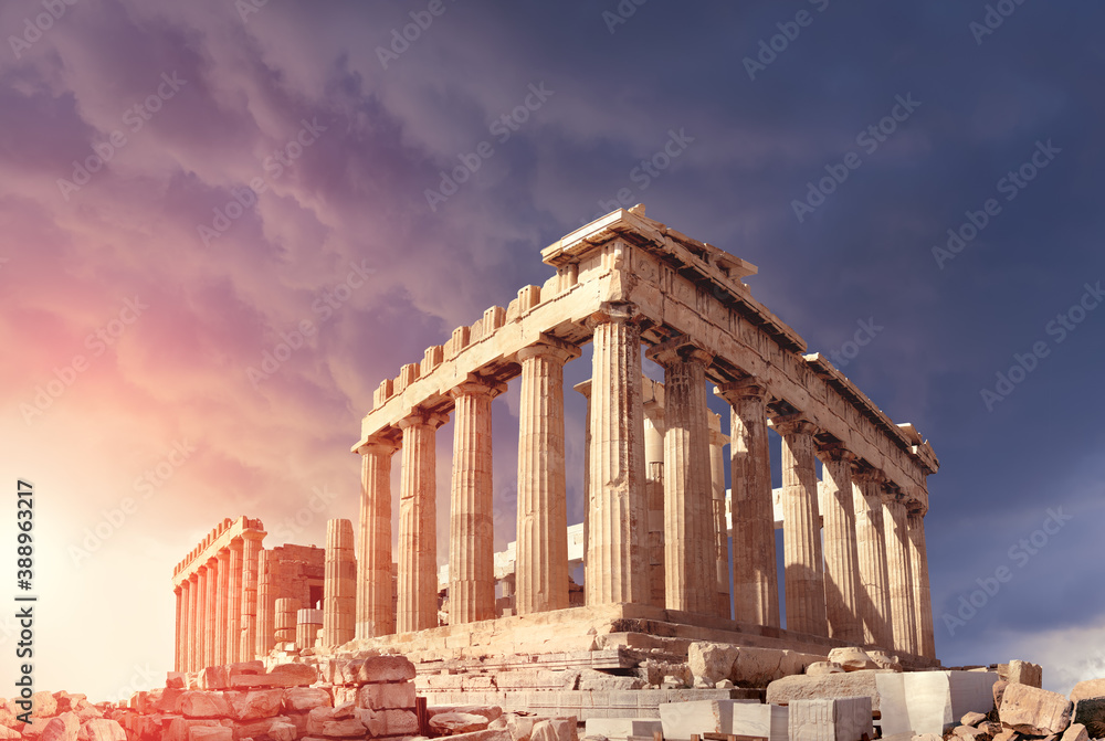 Obraz premium Parthenon on the Acropolis in Athens, Greece, on a sunset