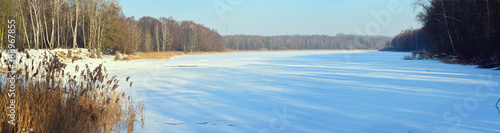 Zamarznięte jezioro pokryte śniegiem. Rogoźnik. Panorama.