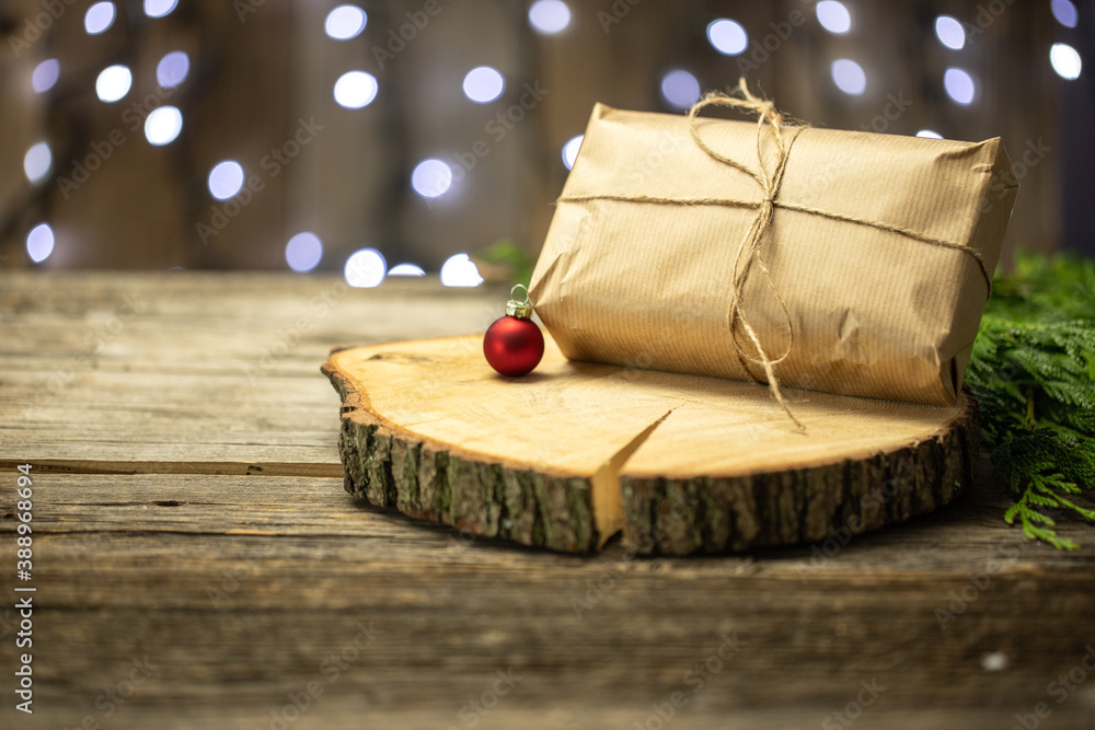 Boże Narodzenie & Nowy rok, prezent z dekoracją świąteczną na stole i podstawką z drzewa. - obrazy, fototapety, plakaty 