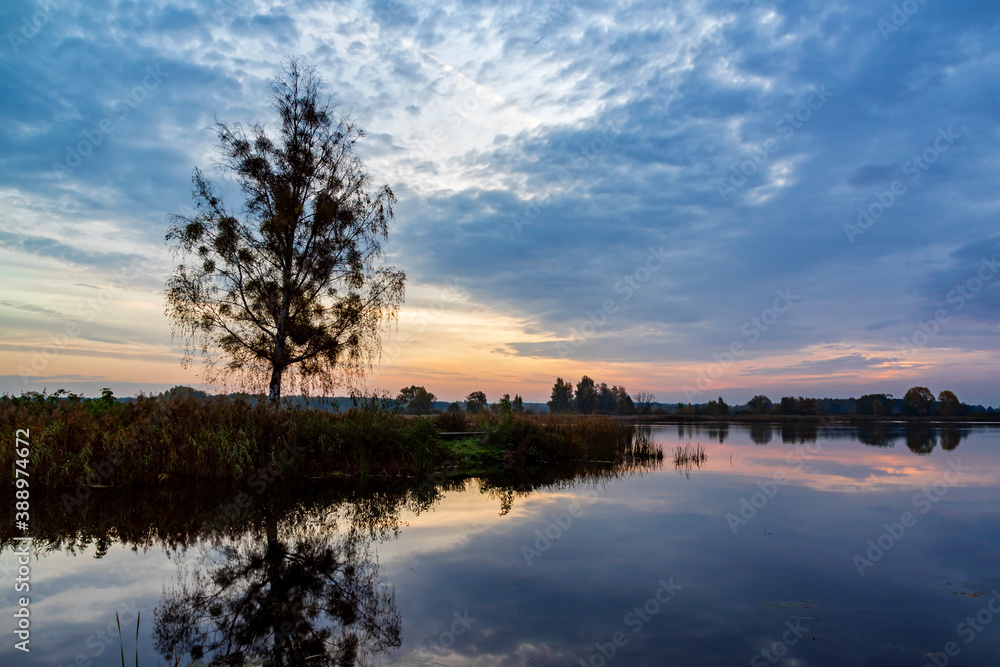 Cichy i spokojny poranek nad Stawami Dojlidzkimi, Podlasie, Polska Cichy i spokojny poranek nad Stawami Dojlidzkimi, Podlasie, Polska