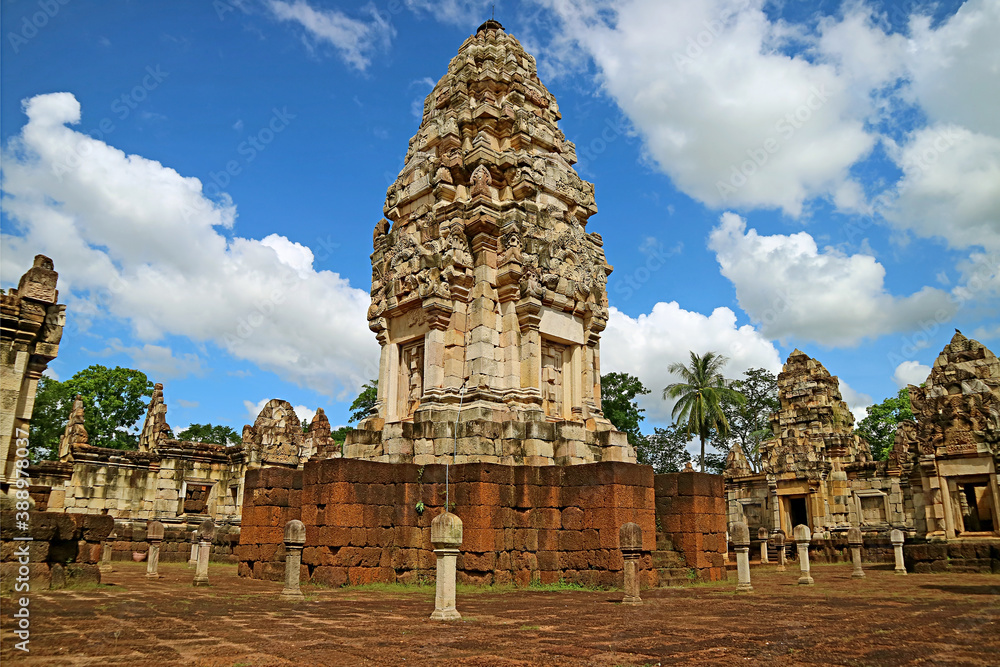 Naklejka premium Gorgeous Main Tower Ruins of Sdok Kok Thom Ancient Khmer Temple, Sa Kaeo Province, Thailand