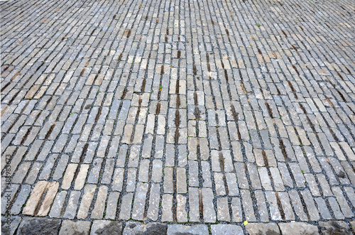 paving blocks with anti-slip notches, notch, groove, horizontally against the direction of travel. served in the hills and slopes for horse-drawn carriages. the hooves did not slip here. horseshoe