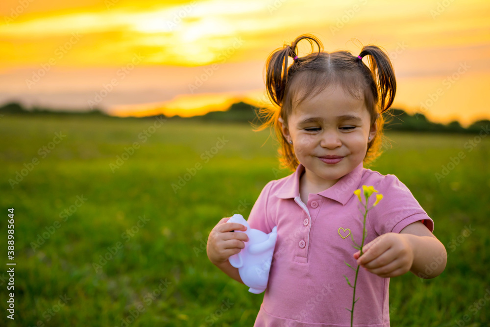 Niña disfrutando de la naturaleza y columpios Niña disfrutando de la naturaleza y columpios