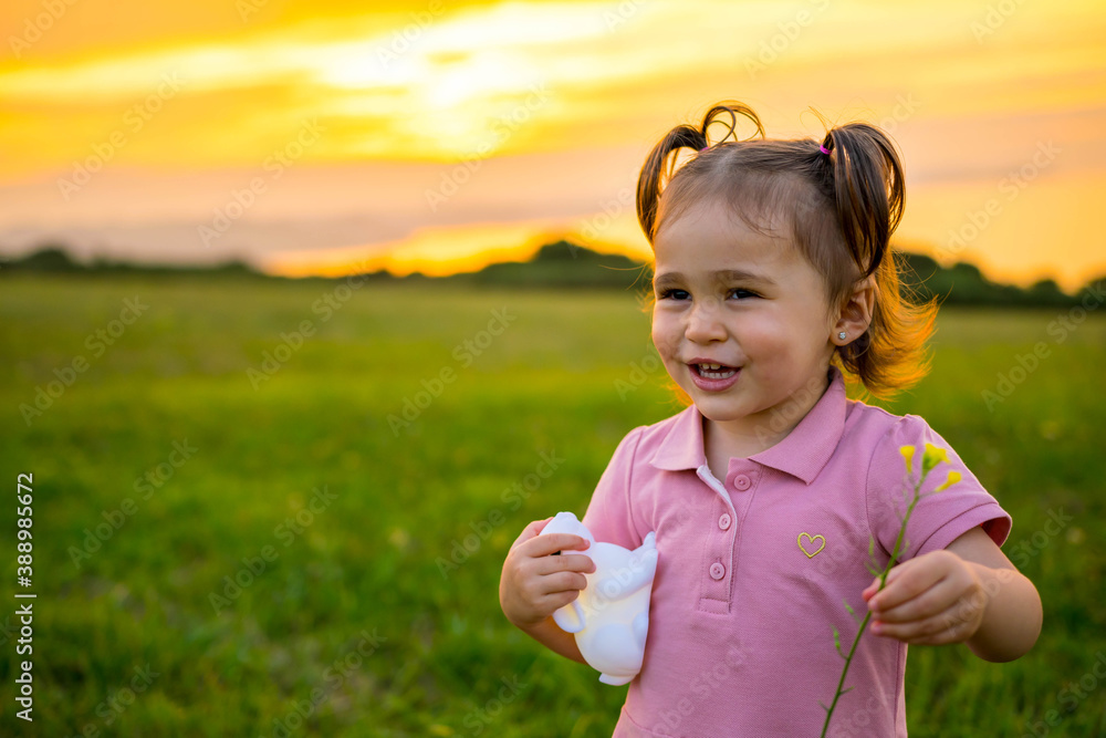 Niña disfrutando de la naturaleza y columpios Niña disfrutando de la naturaleza y columpios