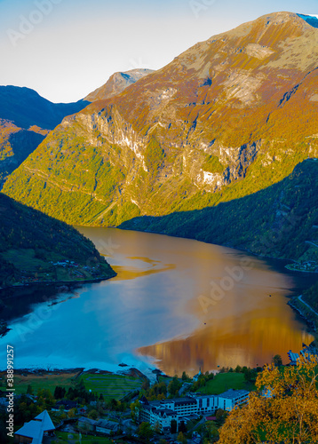 Fototapeta Naklejka Na Ścianę i Meble -  View over the beautiful Geiranger fjord in autumn colors.